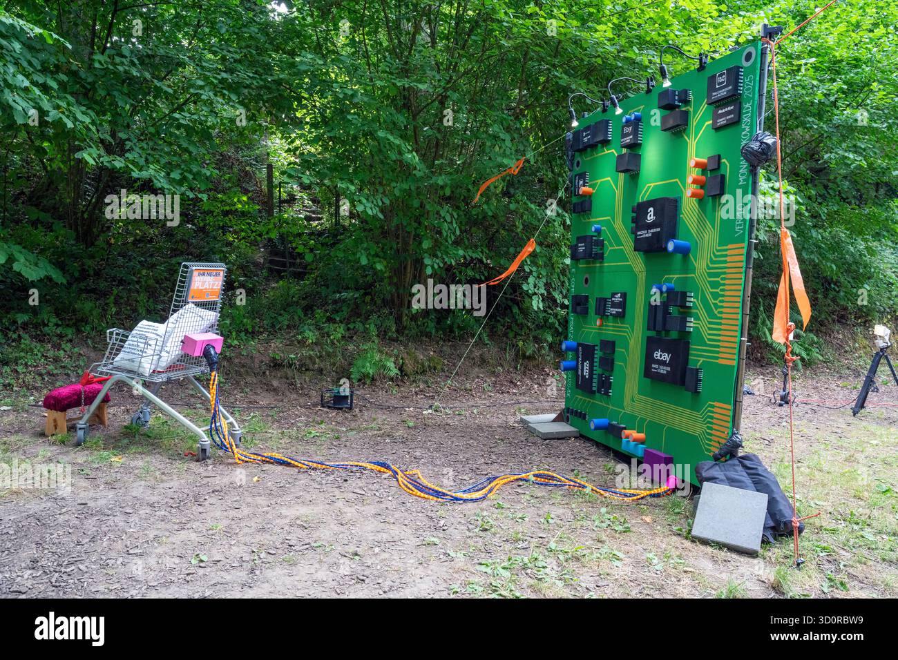 Allemagne, Rhénanie-Palatinat, près d'Ernzen, oeuvre exposée au festival Pangea in Love en juillet 2025 Banque D'Images