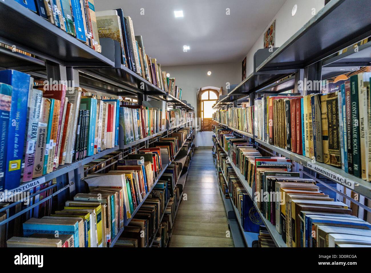Livres de bibliothèque sur étagères, Januaria, Brésil Banque D'Images
