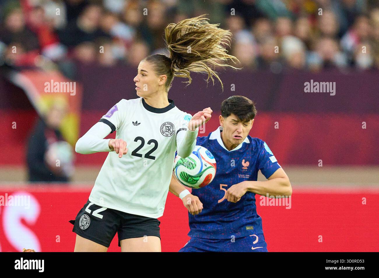 Jule Brand of Germany concurrencer pour le ballon, tackling, duel, header, zweikampf, action, lutte contre Elisa de Almeida de France dans le match de première manche de la demi-finale de la Ligue des Nations 2025 ALLEMAGNE - FRANCE le 24 octobre 2025 à Duesseldorf, Allemagne. Saison 2025/2026 photographe : ddp images/STAR-images crédit : ddp Media GmbH/Alamy Live News Banque D'Images Jule Brand of Germany concurrencer pour le ballon, tackling, duel, header, zweikampf, action, lutte contre Elisa de Almeida de France dans le match de première manche de la demi-finale de la Ligue des Nations 2025 ALLEMAGNE - FRANCE le 24 octobre 2025 à Duesseldorf, Allemagne. Saison 2025/2026 photographe : ddp images/STAR-images crédit : ddp Media GmbH/Alamy Live News Banque D'Images