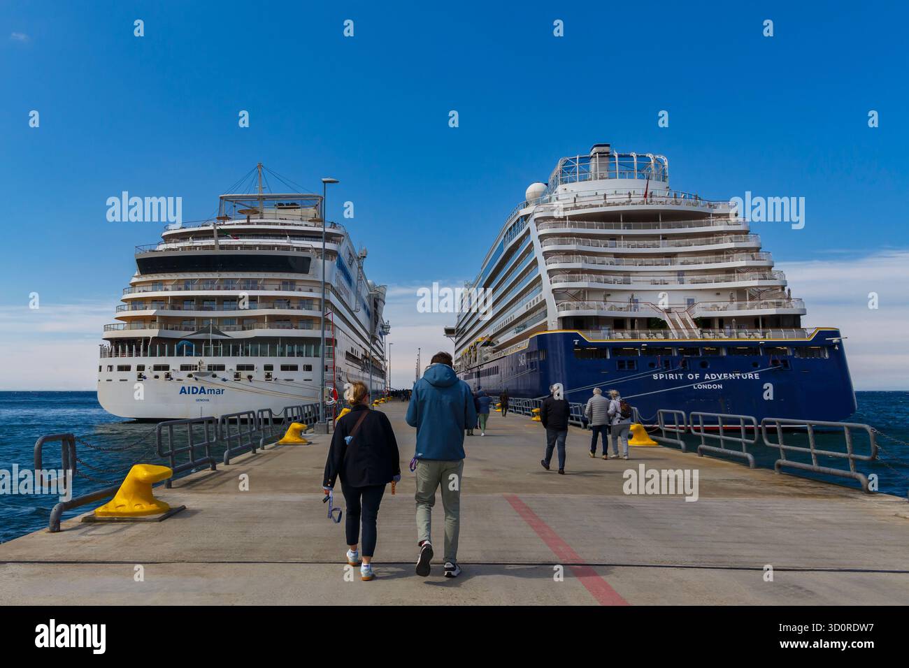Aida Mar & saga Spirit of Adventure bateaux de croisière croisières amarrés à Visby, Gotland, Suède, Europe - vacances tourisme de retour des passagers Banque D'Images