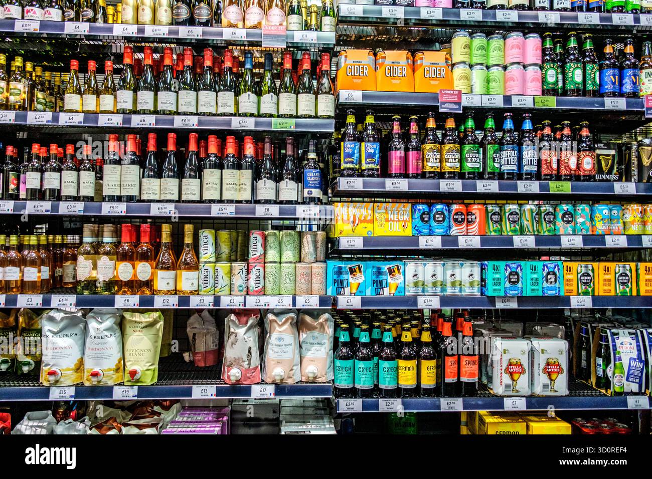 Londres Royaume-Uni, 24 octobre 2025, sélection de bières de supermarché et de boissons alcoolisées au vin Banque D'Images