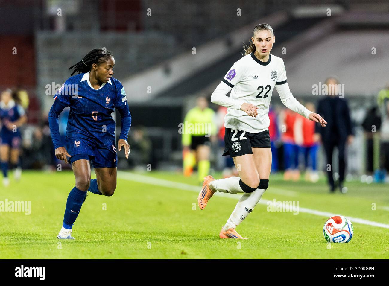 DUESSELDORF, ALLEMAGNE - 24 OCTOBRE : Jule Brand (Allemagne, 22) contrôle le ballon contre Elisa de Almeida (France, 5) lors de la demi-finale de la Ligue des Nations féminines de l’UEFA opposant l’Allemagne vs la France au Merkur Spiel Arena le 24 octobre 2025 à Duesseldorf, Allemagne. Banque D'Images DUESSELDORF, ALLEMAGNE - 24 OCTOBRE : Jule Brand (Allemagne, 22) contrôle le ballon contre Elisa de Almeida (France, 5) lors de la demi-finale de la Ligue des Nations féminines de l’UEFA opposant l’Allemagne vs la France au Merkur Spiel Arena le 24 octobre 2025 à Duesseldorf, Allemagne. Banque D'Images