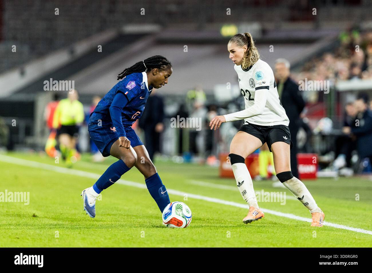 DUESSELDORF, ALLEMAGNE - 24 OCTOBRE : Jule Brand (Allemagne, 22) contrôle le ballon contre Elisa de Almeida (France, 5) lors de la demi-finale de la Ligue des Nations féminines de l’UEFA opposant l’Allemagne vs la France au Merkur Spiel Arena le 24 octobre 2025 à Duesseldorf, Allemagne. Banque D'Images DUESSELDORF, ALLEMAGNE - 24 OCTOBRE : Jule Brand (Allemagne, 22) contrôle le ballon contre Elisa de Almeida (France, 5) lors de la demi-finale de la Ligue des Nations féminines de l’UEFA opposant l’Allemagne vs la France au Merkur Spiel Arena le 24 octobre 2025 à Duesseldorf, Allemagne. Banque D'Images