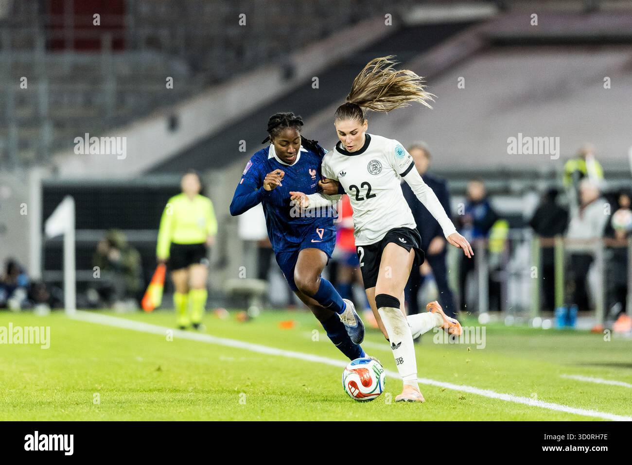 DUESSELDORF, ALLEMAGNE - 24 OCTOBRE : Jule Brand (Allemagne, 22) contrôle le ballon contre Elisa de Almeida (France, 5) lors de la demi-finale de la Ligue des Nations féminines de l’UEFA opposant l’Allemagne vs la France au Merkur Spiel Arena le 24 octobre 2025 à Duesseldorf, Allemagne. Banque D'Images DUESSELDORF, ALLEMAGNE - 24 OCTOBRE : Jule Brand (Allemagne, 22) contrôle le ballon contre Elisa de Almeida (France, 5) lors de la demi-finale de la Ligue des Nations féminines de l’UEFA opposant l’Allemagne vs la France au Merkur Spiel Arena le 24 octobre 2025 à Duesseldorf, Allemagne. Banque D'Images