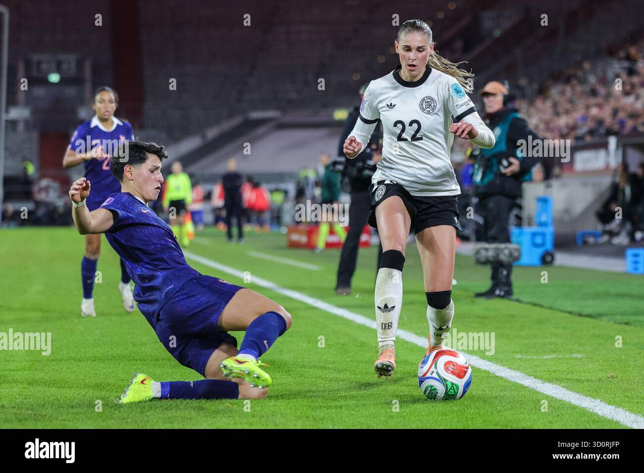 Allemagne. 24 octobre 2025. Fussball Frauen UEFA Womens Nations League Halbfinale Deutschland - Frankreich am 24.10.2025 in der Merkurs Spiel-Arena in Duesseldorf Elisa de Almeida ( Frankreich ), links - Jule Brand ( Deutschland ), rechts les règlements DFB interdisent toute utilisation de photographies comme séquences d'images et/ou quasi-vidéo. Foto : Revierfoto crédit : ddp Media GmbH/Alamy Live News Banque D'Images Allemagne. 24 octobre 2025. Fussball Frauen UEFA Womens Nations League Halbfinale Deutschland - Frankreich am 24.10.2025 in der Merkurs Spiel-Arena in Duesseldorf Elisa de Almeida ( Frankreich ), links - Jule Brand ( Deutschland ), rechts les règlements DFB interdisent toute utilisation de photographies comme séquences d'images et/ou quasi-vidéo. Foto : Revierfoto crédit : ddp Media GmbH/Alamy Live News Banque D'Images