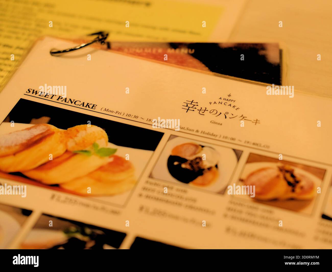 Menu dans Un restaurant Happy Pancake à Ginza, Tokyo, Japon ; l'un des nombreux endroits servant de célèbres crêpes japonaises moelleuses. Banque D'Images