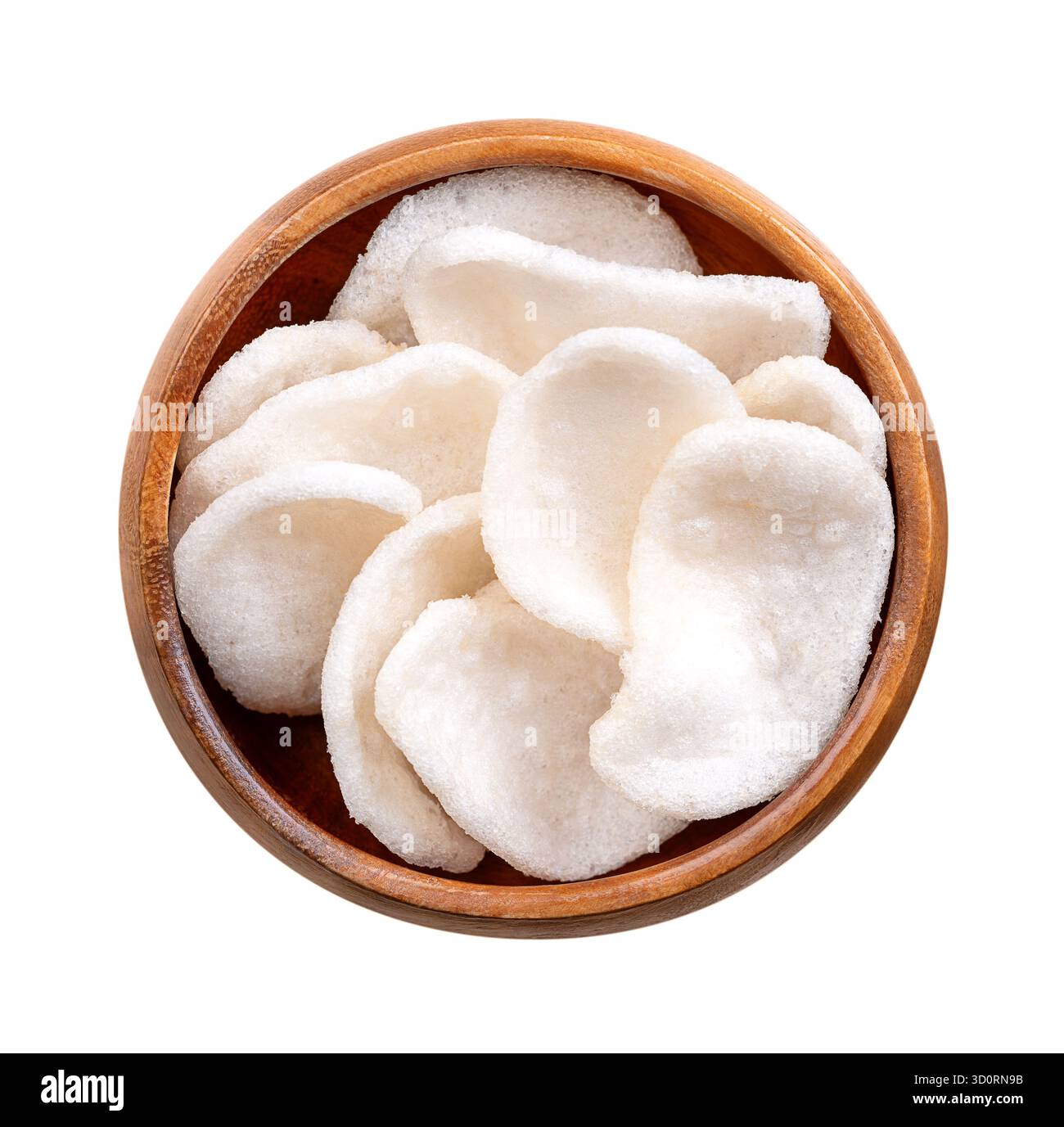 Craquelins de crevettes, copeaux de crevettes dans un bol en bois. Craquelins frits faits à partir d'une pâte de tapioka, de crevettes moulues et d'assaisonnements. Banque D'Images