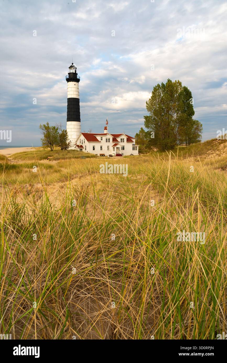Le phare historique de Big sable point, construit en 1867, avec éclairage en fin d'après-midi à Ludington, Michigan, États-Unis. Banque D'Images