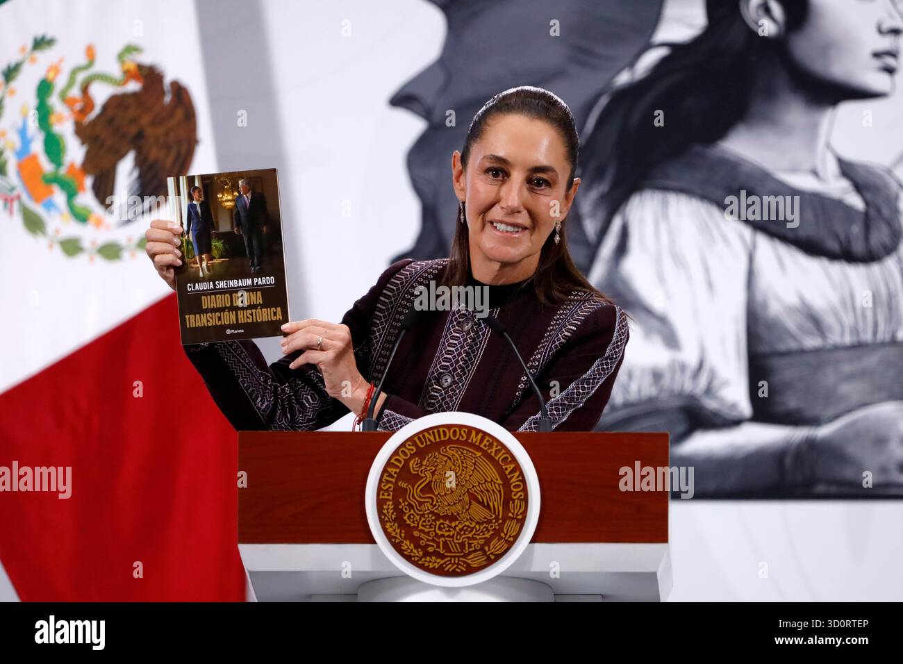 Mexico, Mexique. 24 octobre 2025. La présidente du Mexique, Claudia Sheinbaum Pardo, montre son livre "Journal d'une transition historique" lors d'un briefing au Palais National. Le 24 octobre 2025 à Mexico, Mexique. (Photo de Luis Barron/ crédit : Eyepix Group/Alamy Live News Banque D'Images