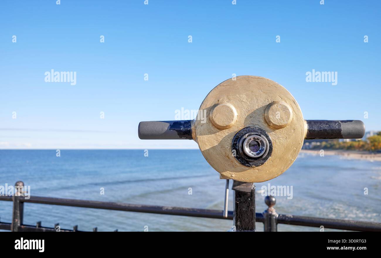 Champ d'observation à un point de vue face à la mer, mise au point sélective. Banque D'Images