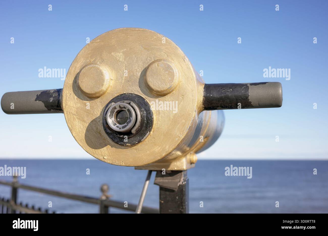 Champ d'observation à un point de vue face à la mer, mise au point sélective. Banque D'Images