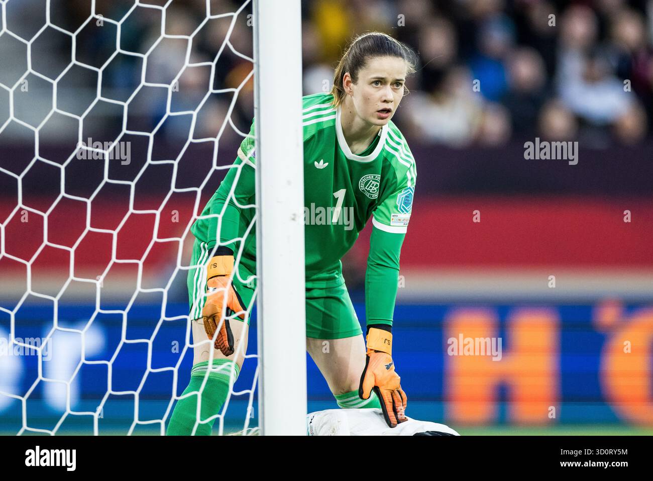 Duesseldorf, Allemagne. 24 octobre 2025. DUESSELDORF, ALLEMAGNE - 24 OCTOBRE : Stina Johannes (Allemagne, 1) lors de la demi-finale de la Ligue des Nations féminines de l'UEFA opposant l'Allemagne vs la France à la Merkur Spiel Arena le 24 octobre 2025 à Duesseldorf, Allemagne. Crédit : dpa/Alamy Live News crédit : dpa Picture alliance/Alamy Live News Banque D'Images