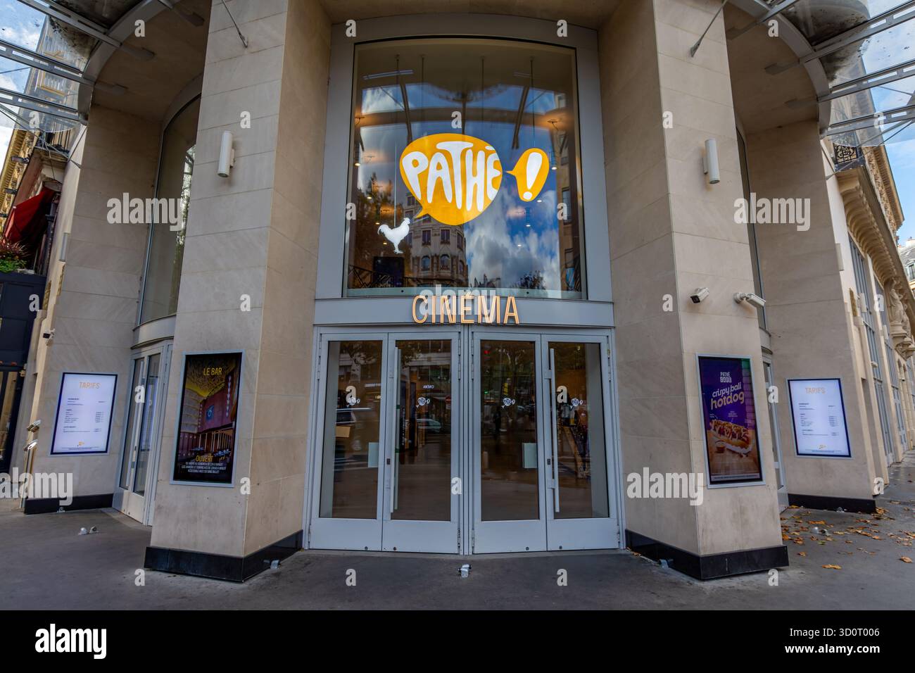 Entrée dans une salle de cinéma appartenant au réseau Pathe Cinemas, chaîne de cinéma française, la plus ancienne au monde encore en activité Banque D'Images