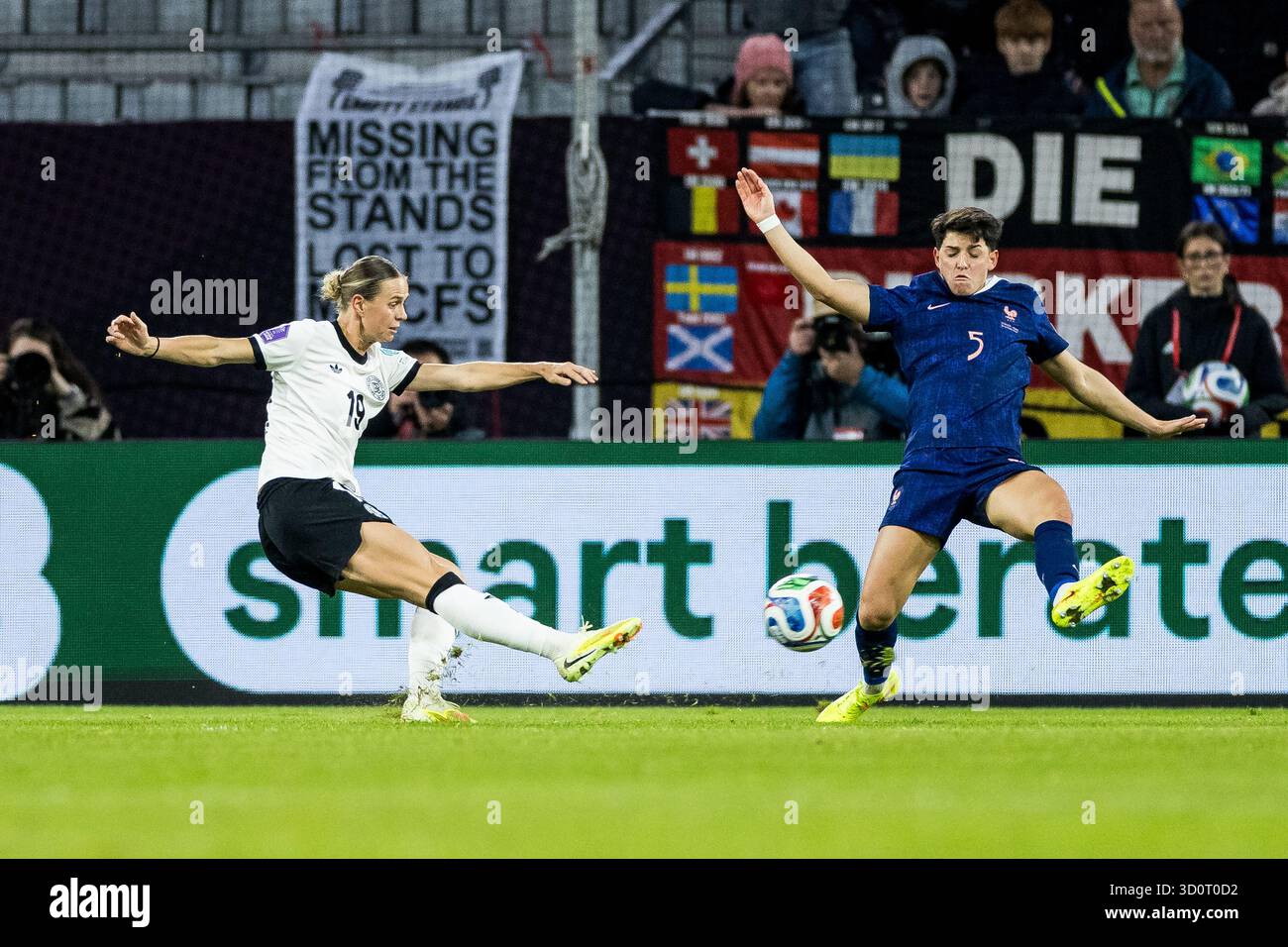 Duesseldorf, Allemagne. 24 octobre 2025. DUESSELDORF, ALLEMAGNE - 24 OCTOBRE : Klara Buehl (Allemagne, 19) contrôle le ballon contre Elisa de Almeida (France, 5) lors de la demi-finale de l'UEFA Women's Nation League opposant Allemagne vs France à la Merkur Spiel Arena le 24 octobre 2025 à Duesseldorf, Allemagne. Crédit : dpa/Alamy Live News crédit : dpa Picture alliance/Alamy Live News Banque D'Images