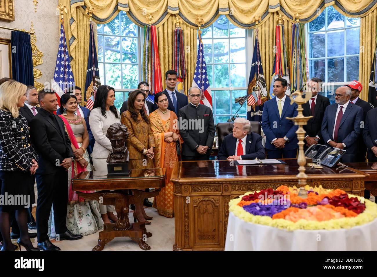 Le président Donald J. Trump s’entretient avec des responsables et des invités indiens-américains lors de la célébration de Diwali dans le bureau ovale de la Maison Blanche, Washington, DC, le 21 octobre 2025. Le rassemblement a commémoré la Fête hindoue des lumières et a mis en lumière les contributions de la communauté amérindienne. Image reproduite avec l'aimable autorisation de la Maison Blanche. Banque D'Images Le président Donald J. Trump s’entretient avec des responsables et des invités indiens-américains lors de la célébration de Diwali dans le bureau ovale de la Maison Blanche, Washington, DC, le 21 octobre 2025. Le rassemblement a commémoré la Fête hindoue des lumières et a mis en lumière les contributions de la communauté amérindienne. Image reproduite avec l'aimable autorisation de la Maison Blanche. Banque D'Images
