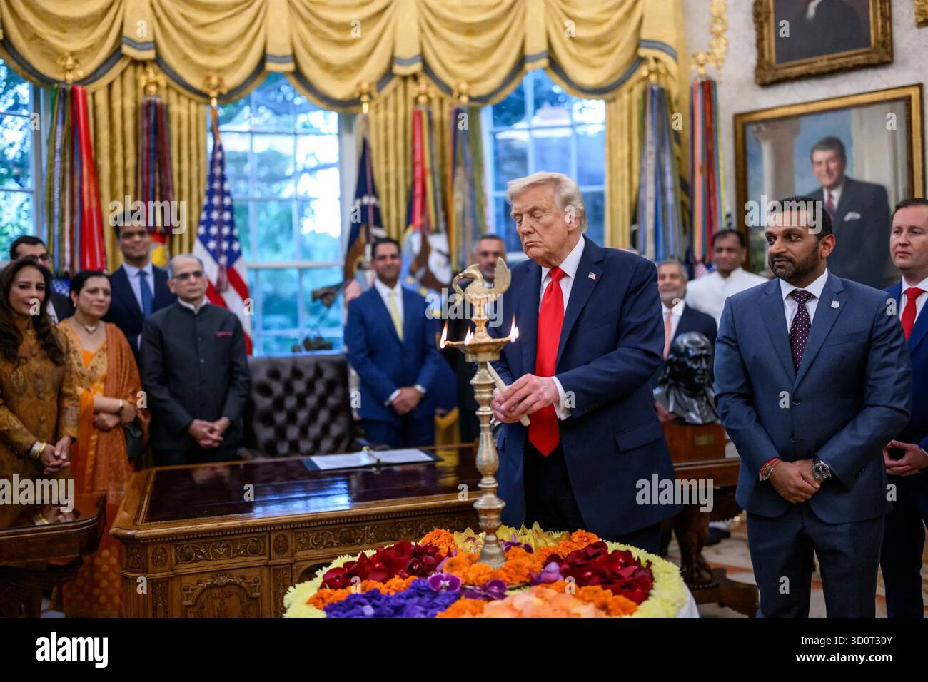 Le président Donald J. Trump allume la lampe diya cérémonielle lors d'une célébration de Diwali dans le bureau ovale de la Maison Blanche, Washington, DC, le 21 octobre 2025. L'événement a marqué le Festival hindou des lumières et a honoré la culture et la tradition amérindiennes. Image reproduite avec l'aimable autorisation de la Maison Blanche. Banque D'Images Le président Donald J. Trump allume la lampe diya cérémonielle lors d'une célébration de Diwali dans le bureau ovale de la Maison Blanche, Washington, DC, le 21 octobre 2025. L'événement a marqué le Festival hindou des lumières et a honoré la culture et la tradition amérindiennes. Image reproduite avec l'aimable autorisation de la Maison Blanche. Banque D'Images