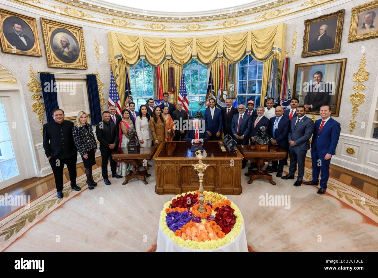 Le président Donald J. Trump pose avec des officiels et des invités indiens-américains lors de la célébration de Diwali dans le bureau ovale de la Maison Blanche, Washington, DC, le 21 octobre 2025. Le rassemblement a commémoré la Fête hindoue des lumières et a mis en lumière les contributions de la communauté amérindienne. Image reproduite avec l'aimable autorisation de la Maison Blanche. Banque D'Images Le président Donald J. Trump pose avec des officiels et des invités indiens-américains lors de la célébration de Diwali dans le bureau ovale de la Maison Blanche, Washington, DC, le 21 octobre 2025. Le rassemblement a commémoré la Fête hindoue des lumières et a mis en lumière les contributions de la communauté amérindienne. Image reproduite avec l'aimable autorisation de la Maison Blanche. Banque D'Images
