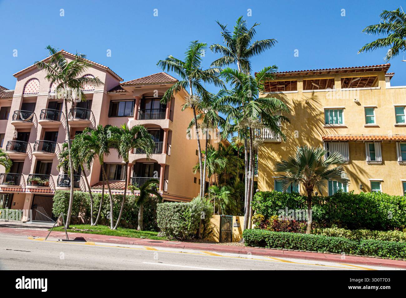 Surfside Miami Floride, maisons de condominium de style méditerranéen, façades en stuc toits de tuiles rouges aménagement paysager de palmiers, immeubles résidentiels de faible hauteur Collins Ave Banque D'Images