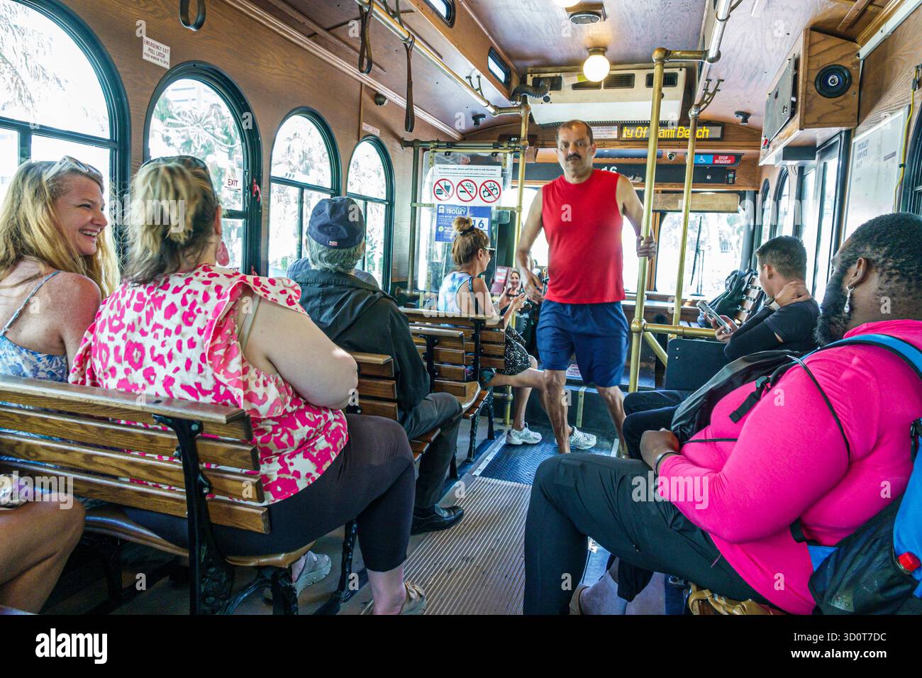 Miami Beach Floride, Collins Avenue, transports en commun gratuits, passagers intérieurs du tramway de la ville de Miami Beach, adultes divers hommes femmes chevauchant le bus Banque D'Images