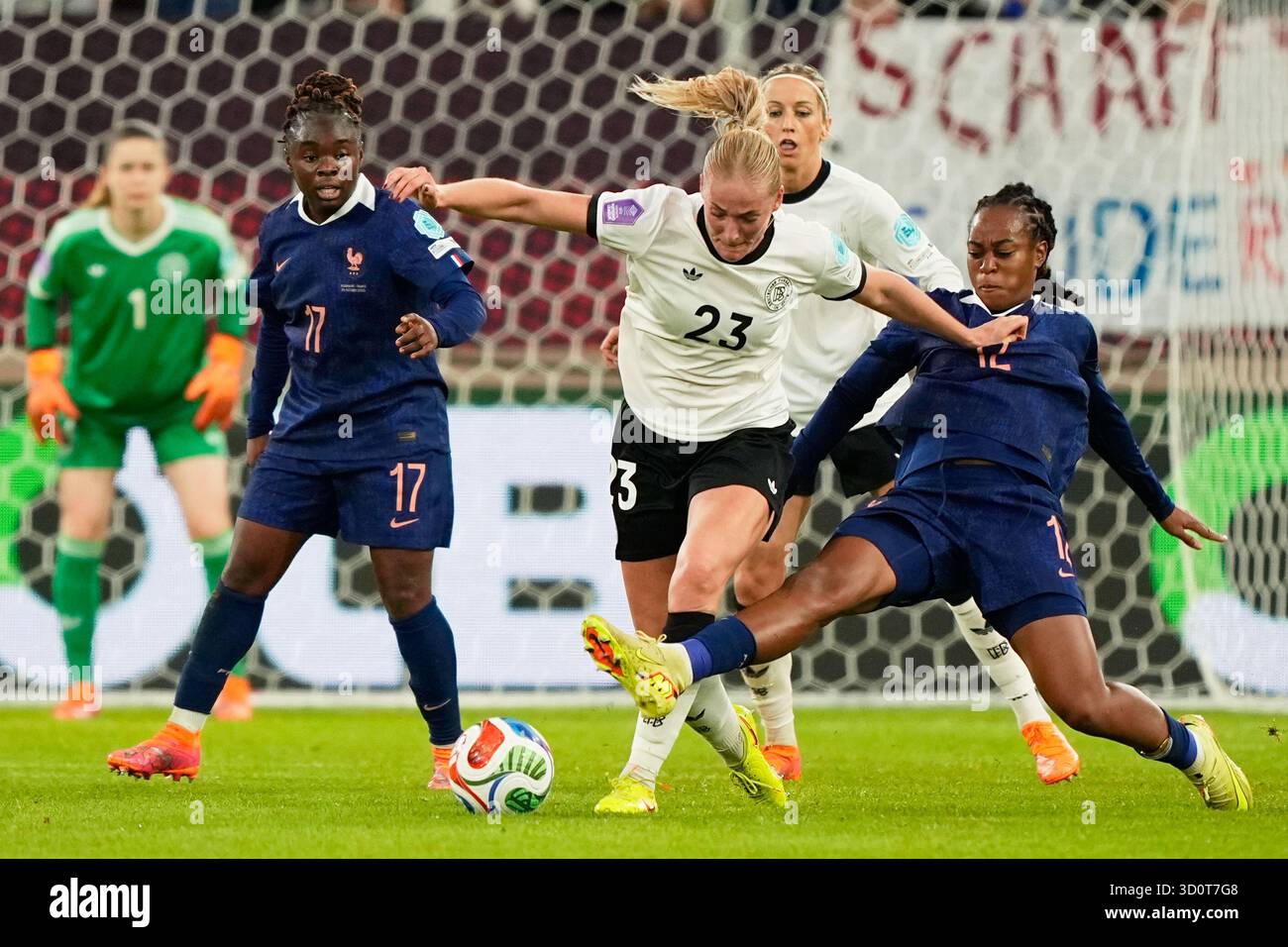 Germany's Camilla Kuever, center, and France's Marie-Antoinette Katoto, right, challenge for the ball during the UEFA Women's Nations League semifinal first leg soccer match between Germany and France in Duesseldorf, Germany, Friday, Oct. 24, 2025. (AP Photo/Martin Meissner) Banque D'Images