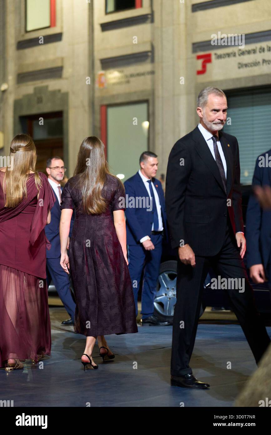 Oviedo, Asturies, Espagne. 24 octobre 2025. La princesse héritière Leonor, la princesse Sofia quittent le Théâtre Campoamor pour la cérémonie des Prix Princesse des Asturies 2025 le 24 octobre 2025 à Oviedo, Espagne (crédit image : © Jack Abuin/ZUMA Press Wire) USAGE ÉDITORIAL SEULEMENT ! Non destiné à UN USAGE commercial ! Banque D'Images Oviedo, Asturies, Espagne. 24 octobre 2025. La princesse héritière Leonor, la princesse Sofia quittent le Théâtre Campoamor pour la cérémonie des Prix Princesse des Asturies 2025 le 24 octobre 2025 à Oviedo, Espagne (crédit image : © Jack Abuin/ZUMA Press Wire) USAGE ÉDITORIAL SEULEMENT ! Non destiné à UN USAGE commercial ! Banque D'Images