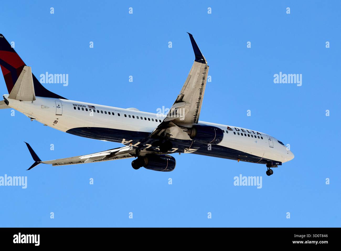 Palm Springs, Californie, États-Unis. 23 octobre 2025. Delta Air Lines, Boeing 737-900ER, 737-932ER, N828DN, avion de ligne commercial, jet de passagers, atterrissage aérien, approche, aéroport, aéroport international de Palm Springs, PSP, Palm Springs, Californie, Coachella Valley, photographie d'aviation, jet à corps étroit. Selon les dossiers de la flotte, le jet est une variante B737-900ER (souvent codée '-932ER'' par Delta) avec des winglets (WL) exploités par Delta Air Lines. (Crédit image : © Ian L. Sitren/ZUMA Press Wire) USAGE ÉDITORIAL SEULEMENT ! Non destiné à UN USAGE commercial ! Banque D'Images Palm Springs, Californie, États-Unis. 23 octobre 2025. Delta Air Lines, Boeing 737-900ER, 737-932ER, N828DN, avion de ligne commercial, jet de passagers, atterrissage aérien, approche, aéroport, aéroport international de Palm Springs, PSP, Palm Springs, Californie, Coachella Valley, photographie d'aviation, jet à corps étroit. Selon les dossiers de la flotte, le jet est une variante B737-900ER (souvent codée '-932ER'' par Delta) avec des winglets (WL) exploités par Delta Air Lines. (Crédit image : © Ian L. Sitren/ZUMA Press Wire) USAGE ÉDITORIAL SEULEMENT ! Non destiné à UN USAGE commercial ! Banque D'Images