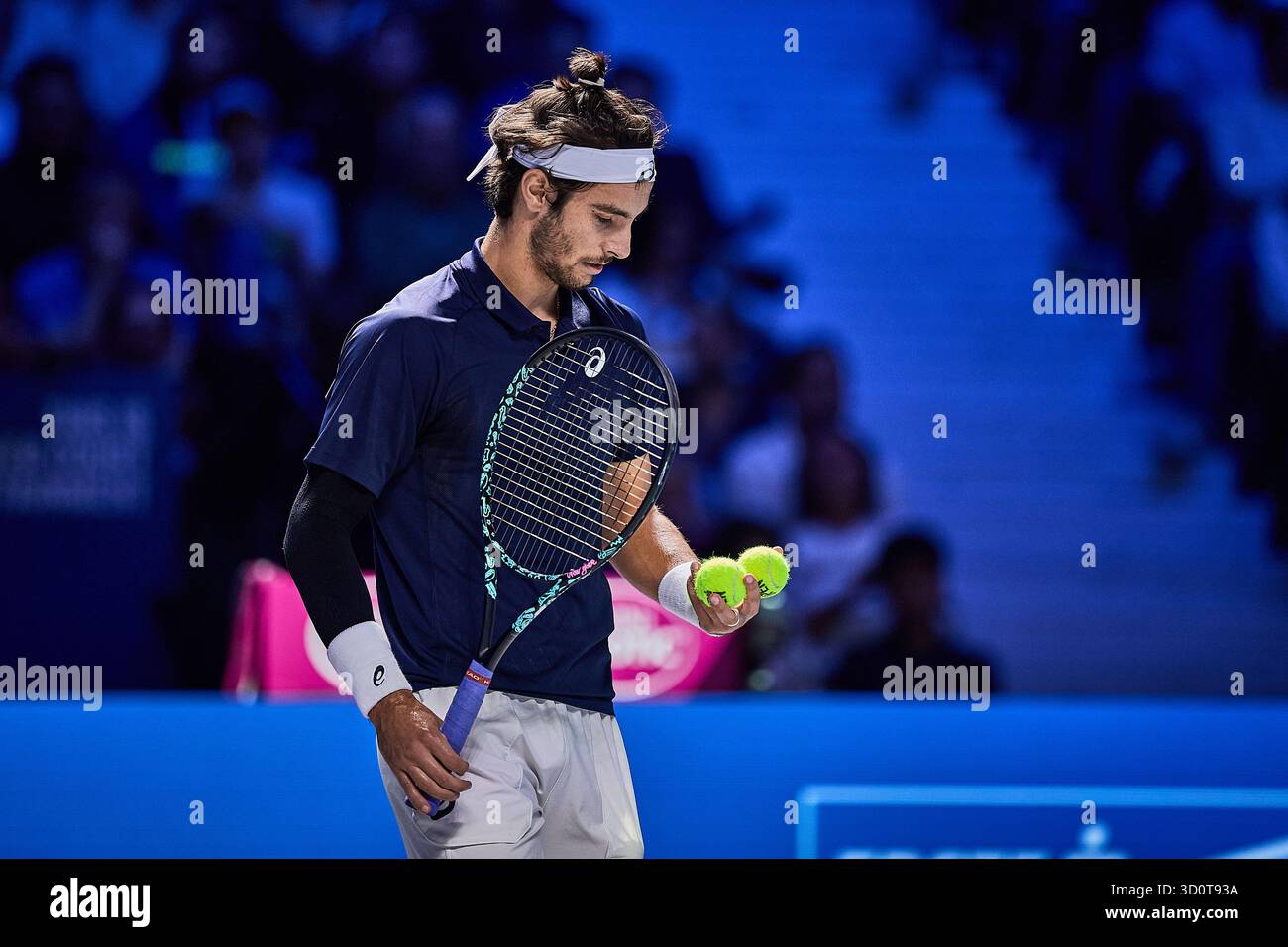 Vienne, Vienne, Autriche. 24 octobre 2025. Lorenzo Musetti d'Italie vérifie les bals pour le service à Corentin Moutet de France lors de l'Erste Bank Open - ATP500, Mens Tennis, 24.10.2025, Vienne (Wiener Stadthalle), Autriche (crédit image : © Mathias Schulz/ZUMA Press Wire) USAGE ÉDITORIAL SEULEMENT ! Non destiné à UN USAGE commercial ! Banque D'Images Vienne, Vienne, Autriche. 24 octobre 2025. Lorenzo Musetti d'Italie vérifie les bals pour le service à Corentin Moutet de France lors de l'Erste Bank Open - ATP500, Mens Tennis, 24.10.2025, Vienne (Wiener Stadthalle), Autriche (crédit image : © Mathias Schulz/ZUMA Press Wire) USAGE ÉDITORIAL SEULEMENT ! Non destiné à UN USAGE commercial ! Banque D'Images