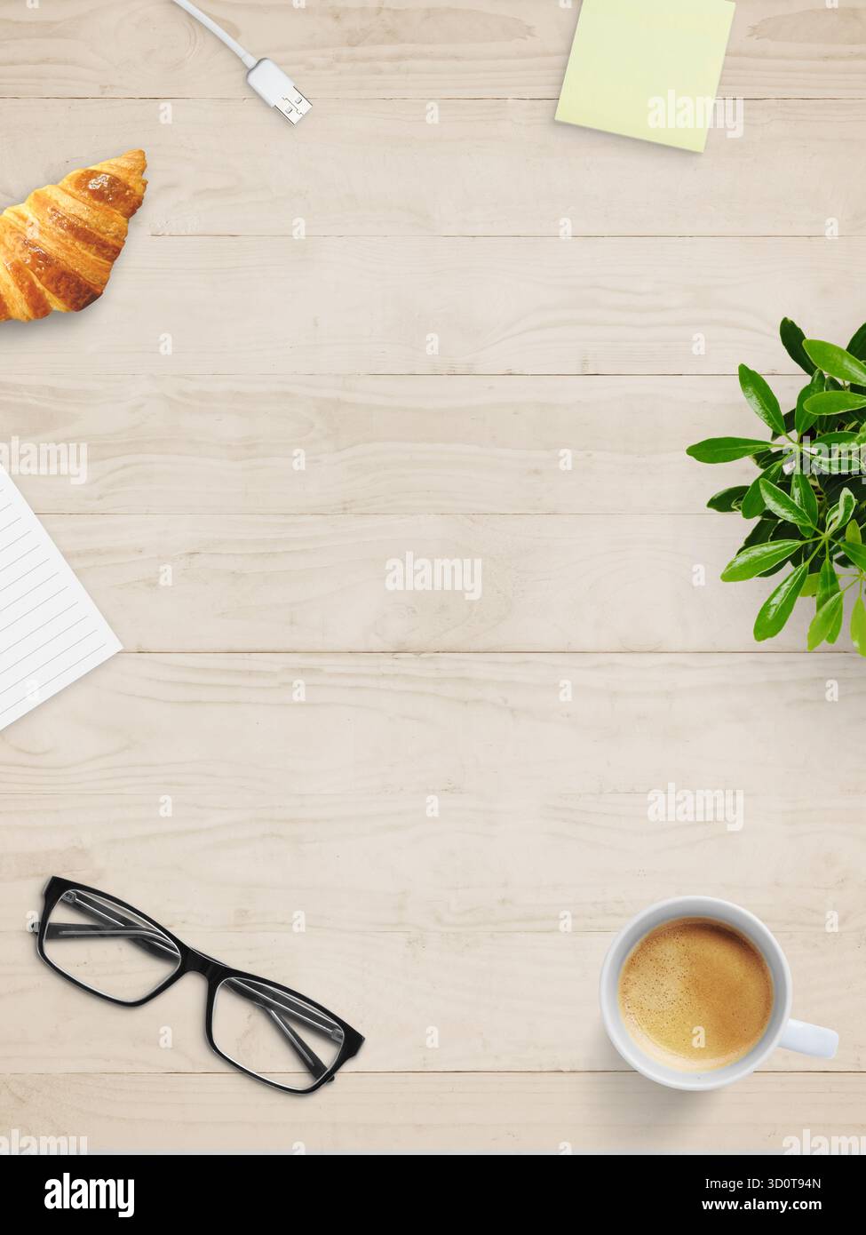 Vue de dessus du croissant, du café, des verres et de la plante sur le bureau en bois, symbolisant la créativité matinale et l'ambiance détendue de l'espace de travail Banque D'Images
