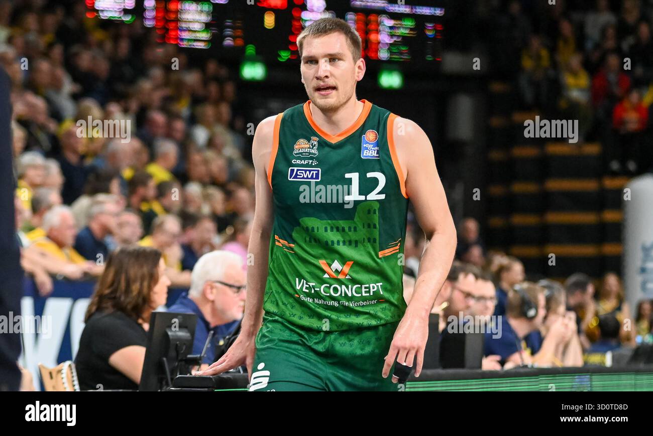 Oldenburg, Deutschland. 24 octobre 2025. Marten Linssen (Gladiators Trier, #12) EWE Baskets Oldenburg v. Gladiators Trier, Basketball, easyCredit Basketball Bundesliga, 5. Spieltag, saison 2025/2026, 24.10.2025, Foto : Eibner-Pressefoto/Robert Gertzen crédit : dpa/Alamy Live News Banque D'Images