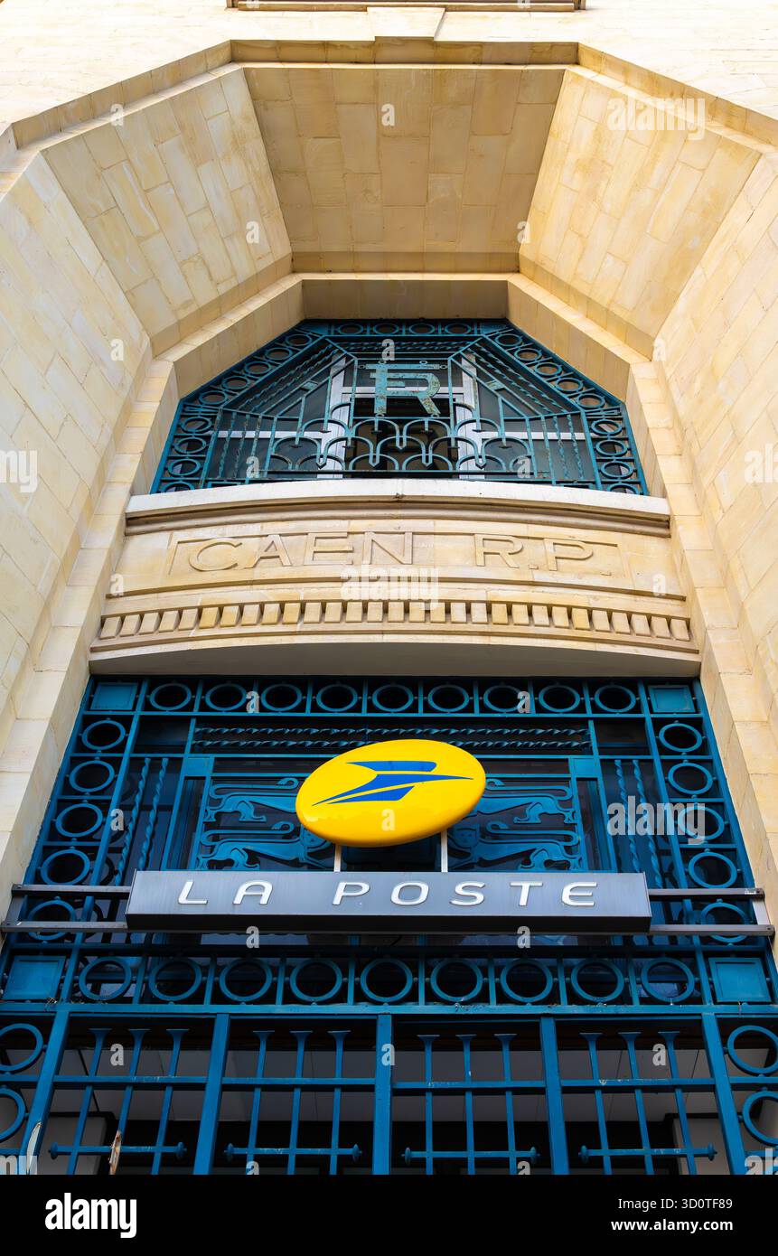 Caen, France - 9 août 2025 : entrée du bâtiment postal historique avec logo et panneau la poste - service postal national français. Architecture ornée, de Banque D'Images