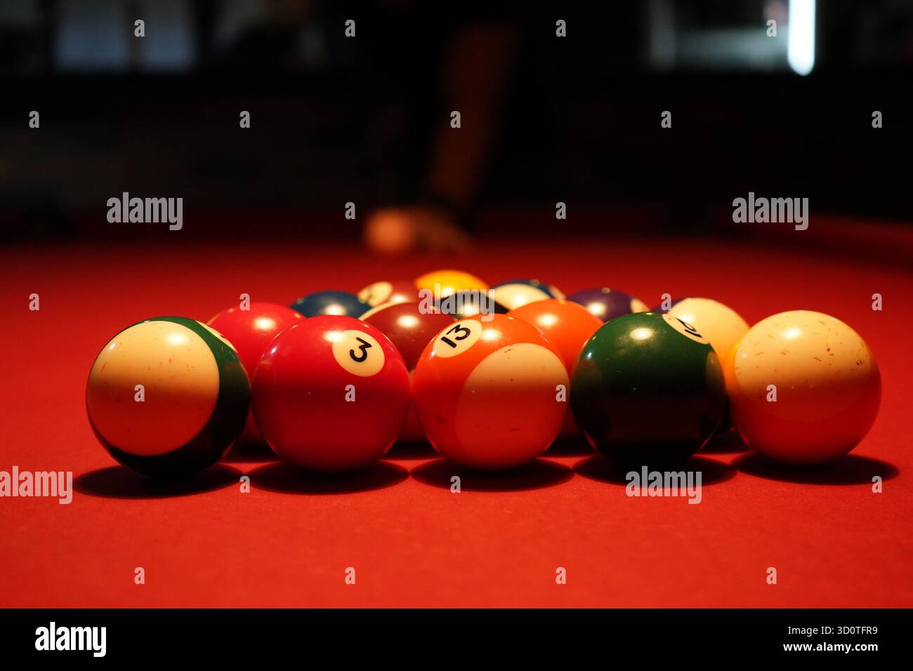 Boules de billard colorées prêtes pour une partie de billard Banque D'Images