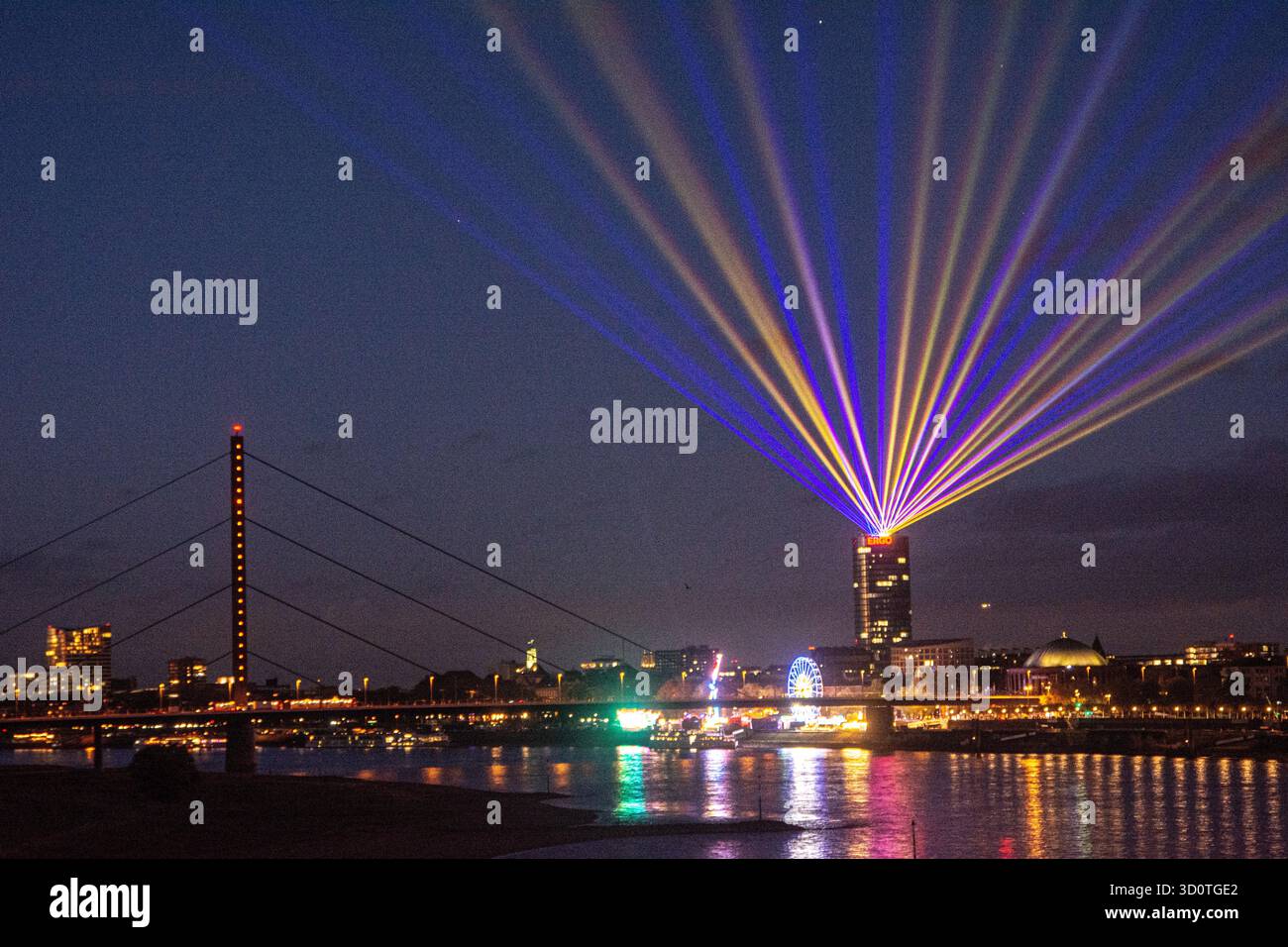 Duesseldorf, Allemagne. 24 octobre 2025. Une vue générale du spectacle laser ''Comet of Europe'' de l'artiste Klaus Gendrung est vue au-dessus de la Tour Ergo pour présenter le prochain anniversaire de l'UE à Duesseldorf, en Allemagne, le 24 octobre 2025. (Photo de Ying Tang/NurPhoto) crédit : NurPhoto SRL/Alamy Live News Banque D'Images