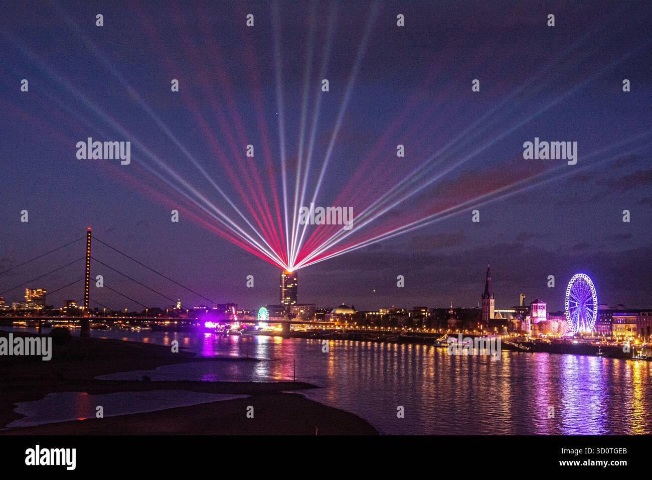 Duesseldorf, Allemagne. 24 octobre 2025. Une vue générale du spectacle laser ''Comet of Europe'' de l'artiste Klaus Gendrung est vue au-dessus de la Tour Ergo pour présenter le prochain anniversaire de l'UE à Duesseldorf, en Allemagne, le 24 octobre 2025. (Photo de Ying Tang/NurPhoto) crédit : NurPhoto SRL/Alamy Live News Banque D'Images