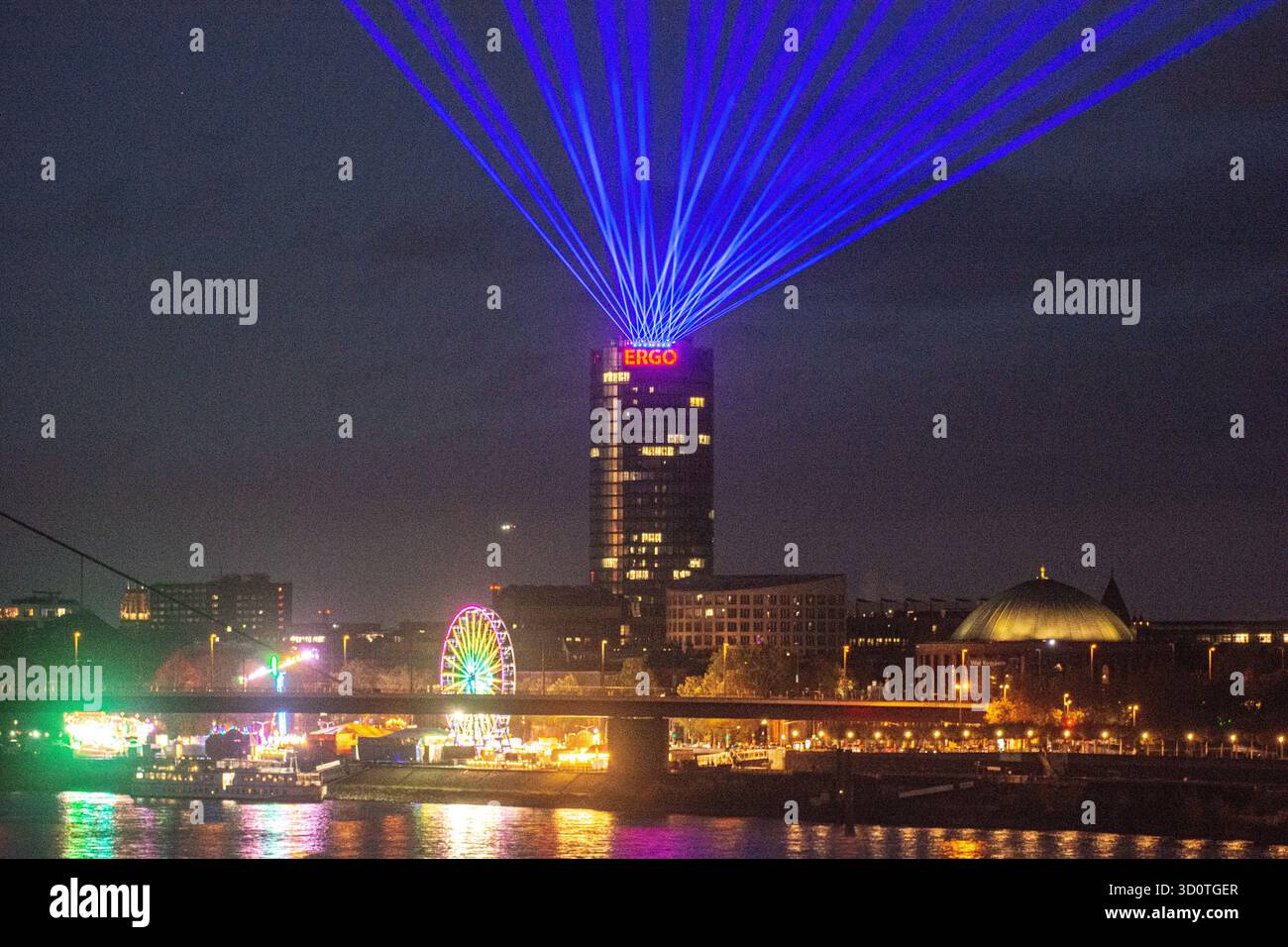 Duesseldorf, Allemagne. 24 octobre 2025. Une vue générale du spectacle laser ''Comet of Europe'' de l'artiste Klaus Gendrung est vue au-dessus de la Tour Ergo pour présenter le prochain anniversaire de l'UE à Duesseldorf, en Allemagne, le 24 octobre 2025. (Photo de Ying Tang/NurPhoto) crédit : NurPhoto SRL/Alamy Live News Banque D'Images