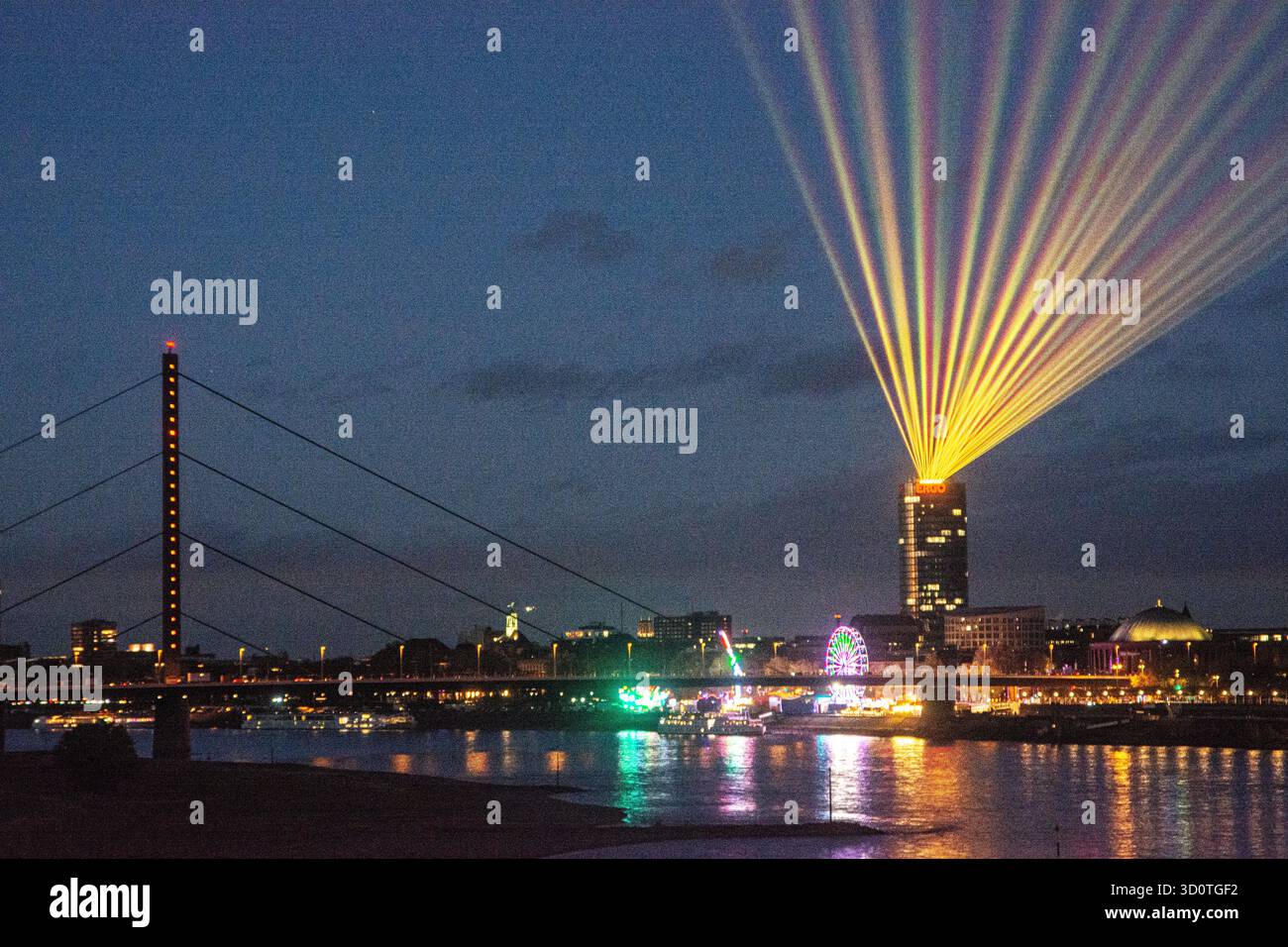 Duesseldorf, Allemagne. 24 octobre 2025. Une vue générale du spectacle laser ''Comet of Europe'' de l'artiste Klaus Gendrung est vue au-dessus de la Tour Ergo pour présenter le prochain anniversaire de l'UE à Duesseldorf, en Allemagne, le 24 octobre 2025. (Photo de Ying Tang/NurPhoto) crédit : NurPhoto SRL/Alamy Live News Banque D'Images