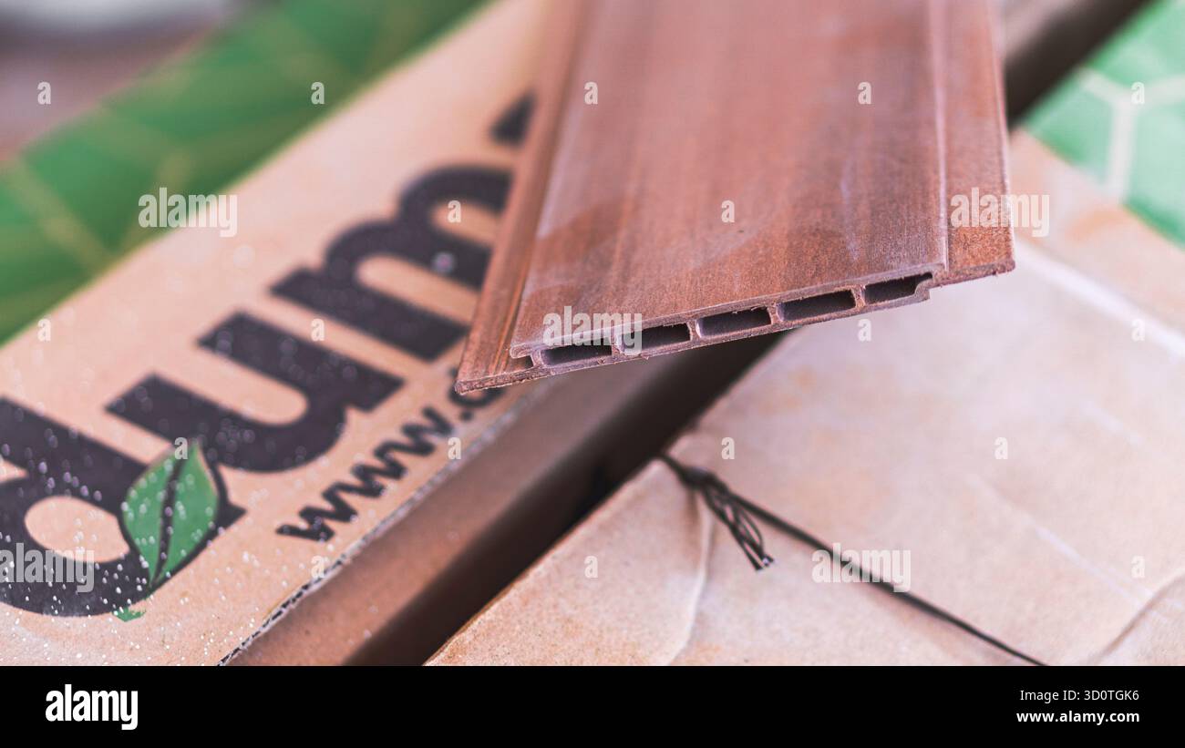 Duma PVC matériau utilisé comme une alternative moderne pour les plafonds et les murs, imperméable, léger et facile à installer pour divers projets d'intérieur. Banque D'Images