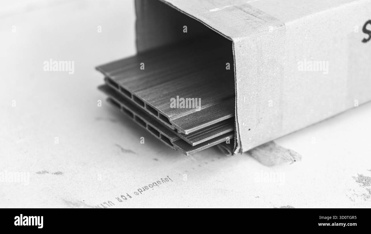 Duma PVC matériau utilisé comme une alternative moderne pour les plafonds et les murs, imperméable, léger et facile à installer pour divers projets d'intérieur. Banque D'Images