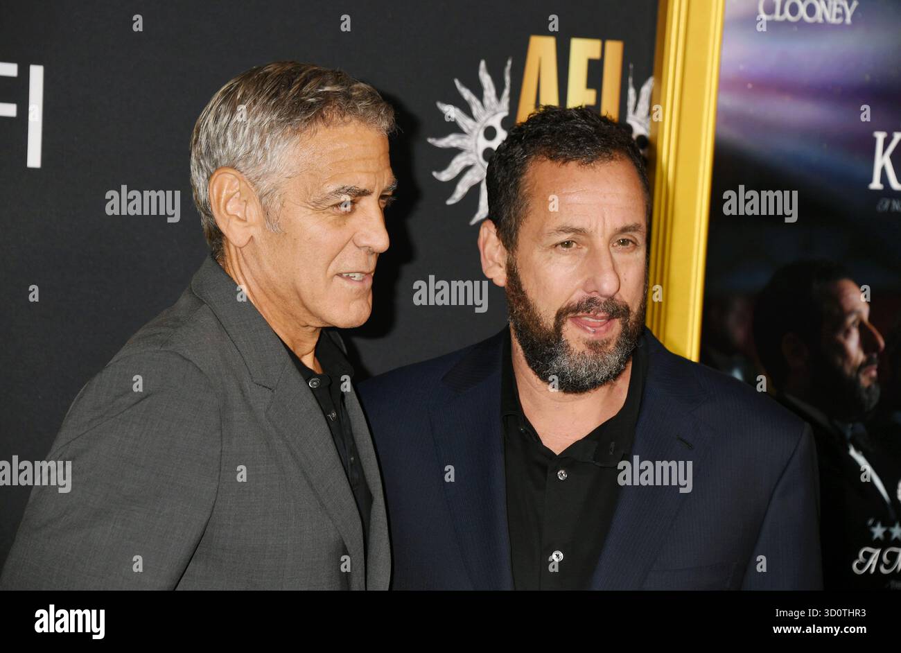 HOLLYWOOD, CALIFORNIE - 23 OCTOBRE : (G-d) George Clooney et Adam Sandler à la première de 'Jay Kelly' lors de l'AFI FEST 2025' au TCL Chinese Theatre on Banque D'Images