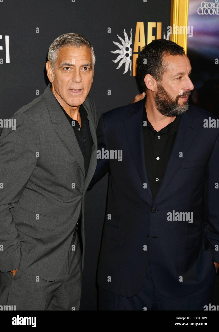 HOLLYWOOD, CALIFORNIE - 23 OCTOBRE : (G-d) George Clooney et Adam Sandler à la première de 'Jay Kelly' lors de l'AFI FEST 2025' au TCL Chinese Theatre on Banque D'Images
