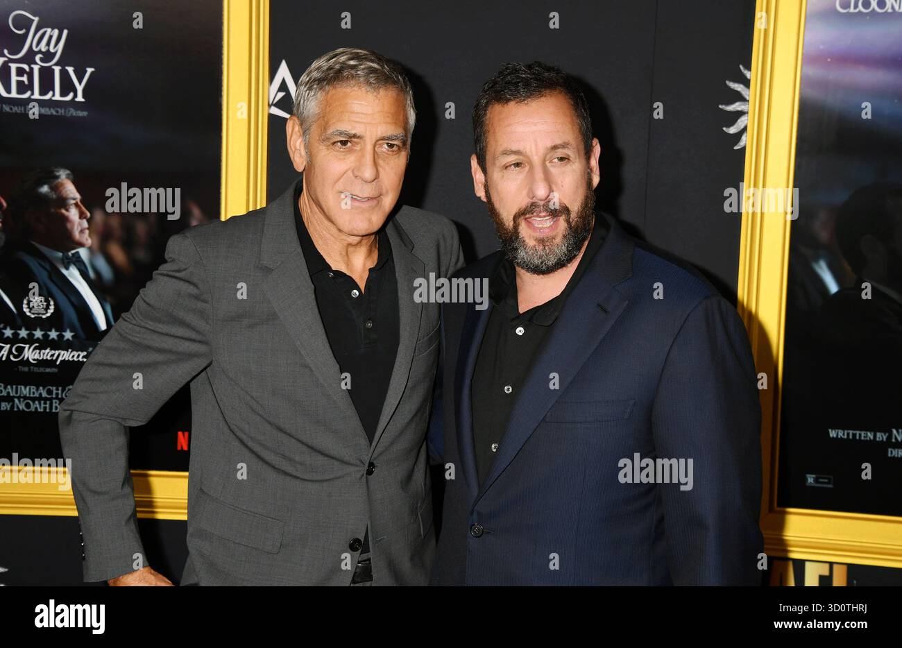 HOLLYWOOD, CALIFORNIE - 23 OCTOBRE : (G-d) George Clooney et Adam Sandler à la première de 'Jay Kelly' lors de l'AFI FEST 2025' au TCL Chinese Theatre on Banque D'Images