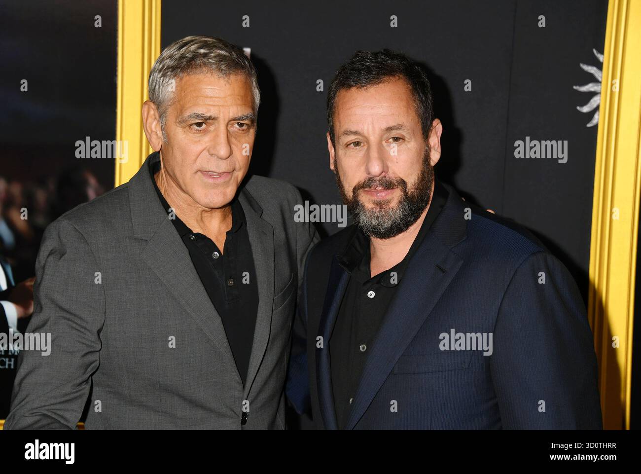 HOLLYWOOD, CALIFORNIE - 23 OCTOBRE : (G-d) George Clooney et Adam Sandler à la première de 'Jay Kelly' lors de l'AFI FEST 2025' au TCL Chinese Theatre on Banque D'Images