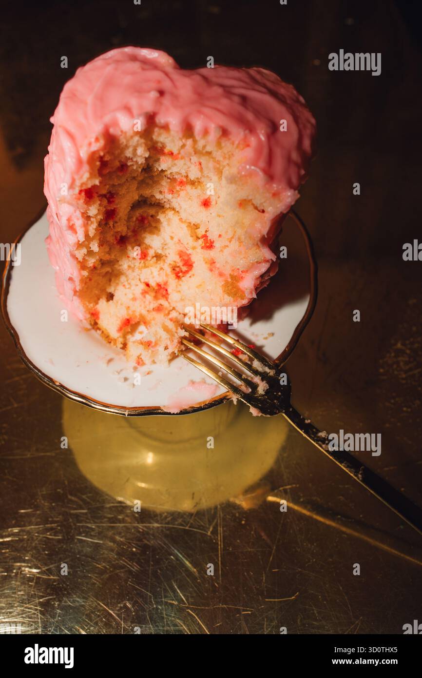 manger votre cœur dehors sous forme de gâteau Banque D'Images