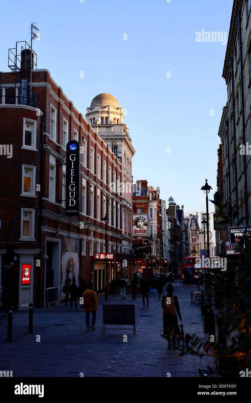 Vue en soirée sur Shaftesbury Avenue avec le Gielgud Theatre et les piétons dans le West End de Londres, en Angleterre. Banque D'Images