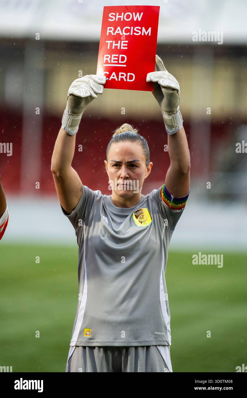Hamilton, Écosse. 19 octobre 2025. Lee Gibson du Glasgow City FC tient le carton rouge Show Racism pour soutenir leur semaine d'action Banque D'Images
