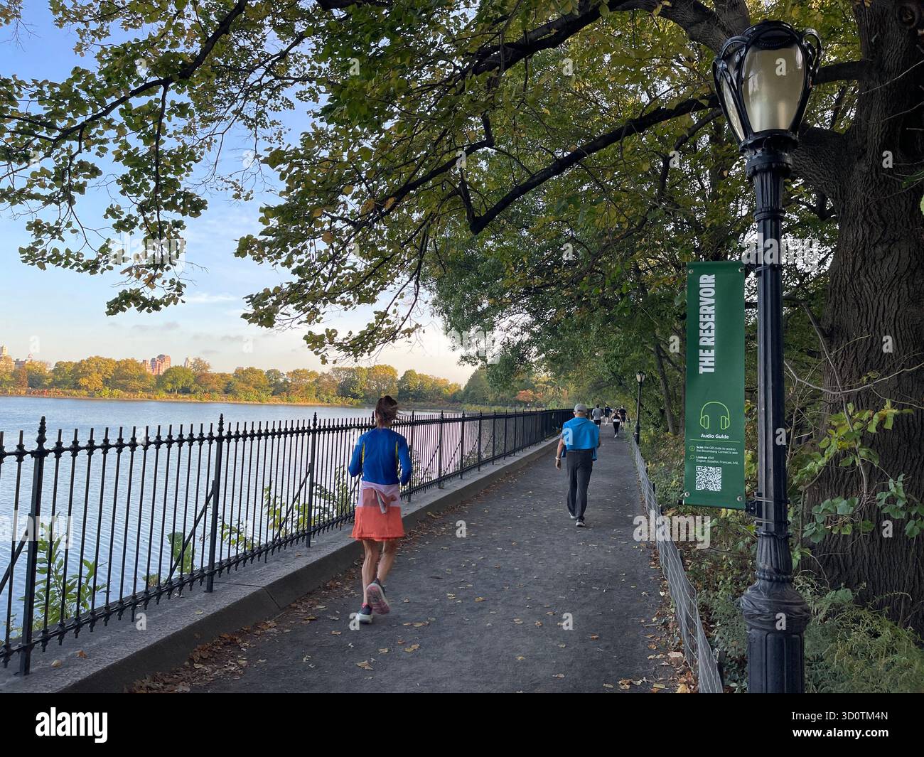The Reservoir, Central Park NYC — paisible et plein d'énergie en toute saison. Banque D'Images