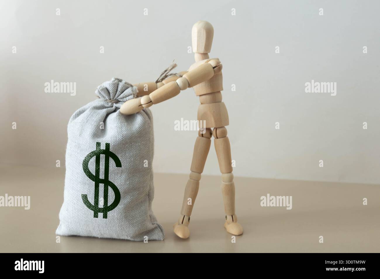 petit homme d'affaires tirant la corde un grand sac d'argent sur fond sombre Banque D'Images