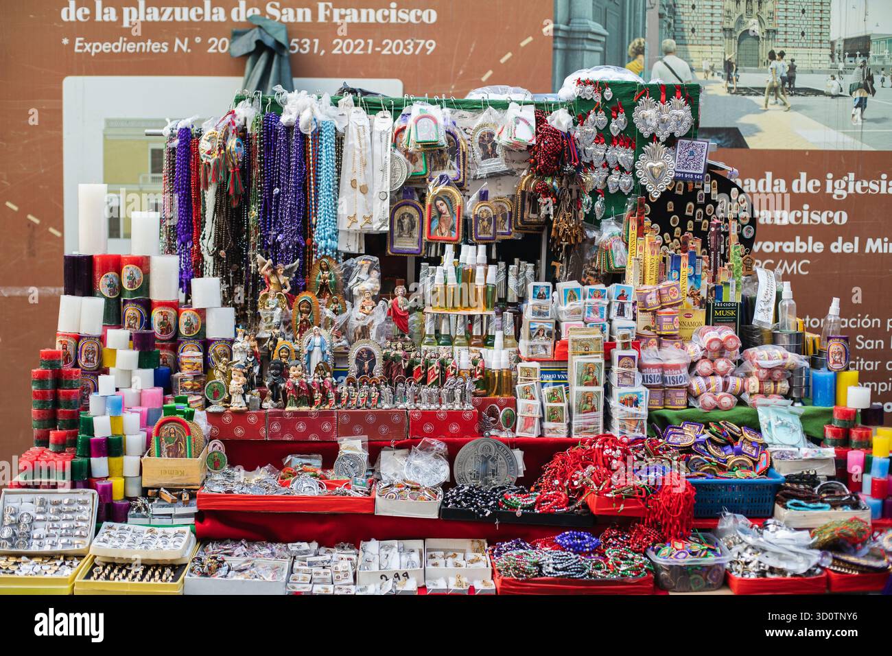Étal de marché coloré vendant des bougies, des icônes religieuses et des produits spirituels près de la Plazuela de San Francisco à Lima, Pérou, 2024. Banque D'Images