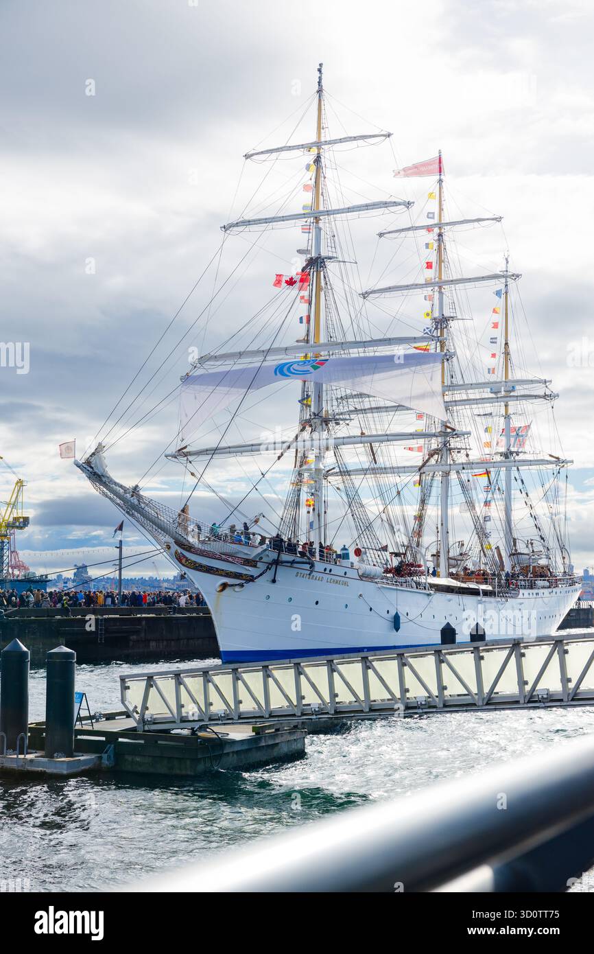 North Vancouver, Canada - 19 octobre 2025 : le grand voilier norvégien blanc Statsraad Lehmkuhl accosté au terminal North Vancouver Seaspan avec la foule Banque D'Images