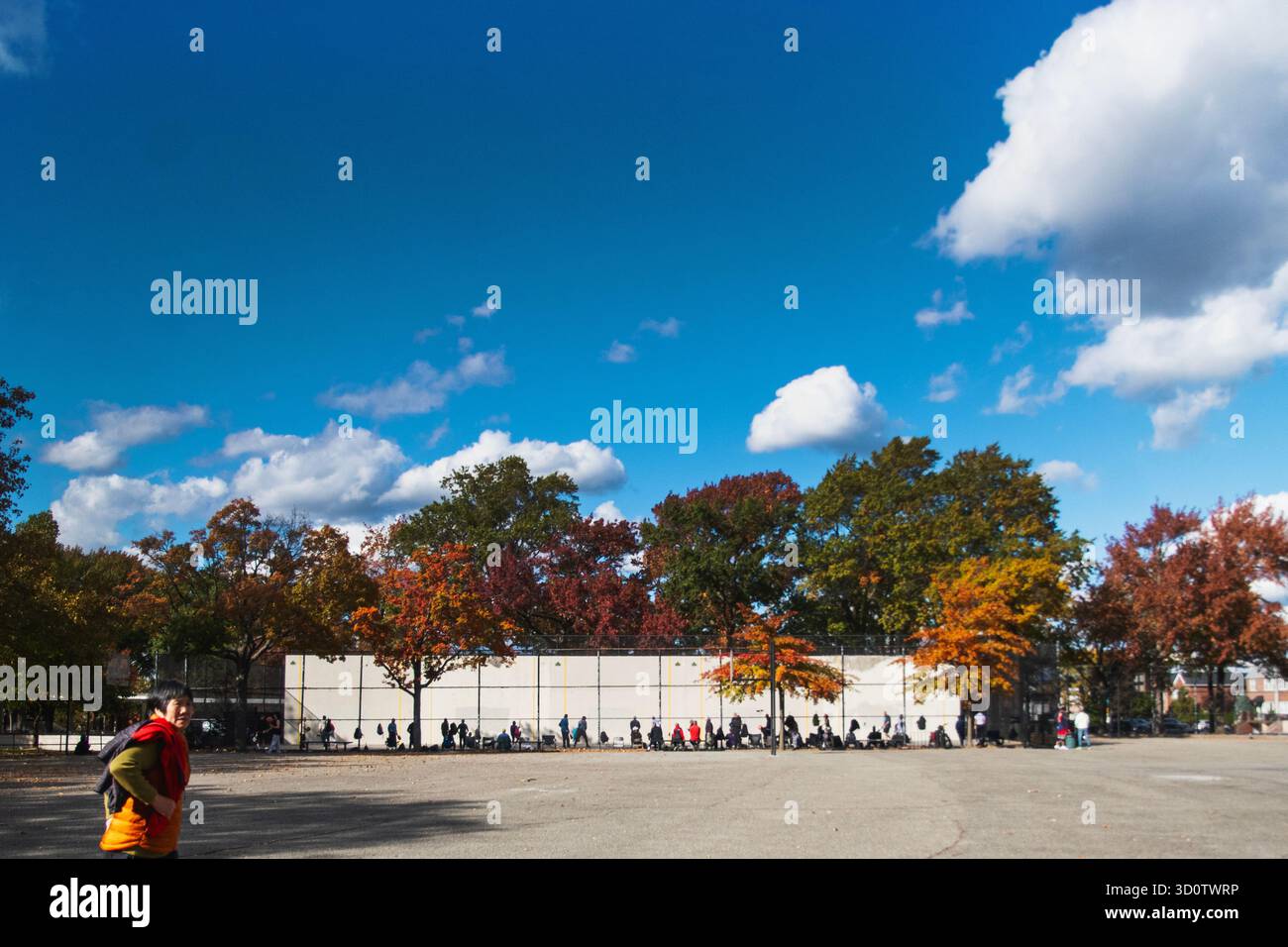 Terrain de handball Juniper Valley Park et ciel bleu avec nuages fin octobre Banque D'Images