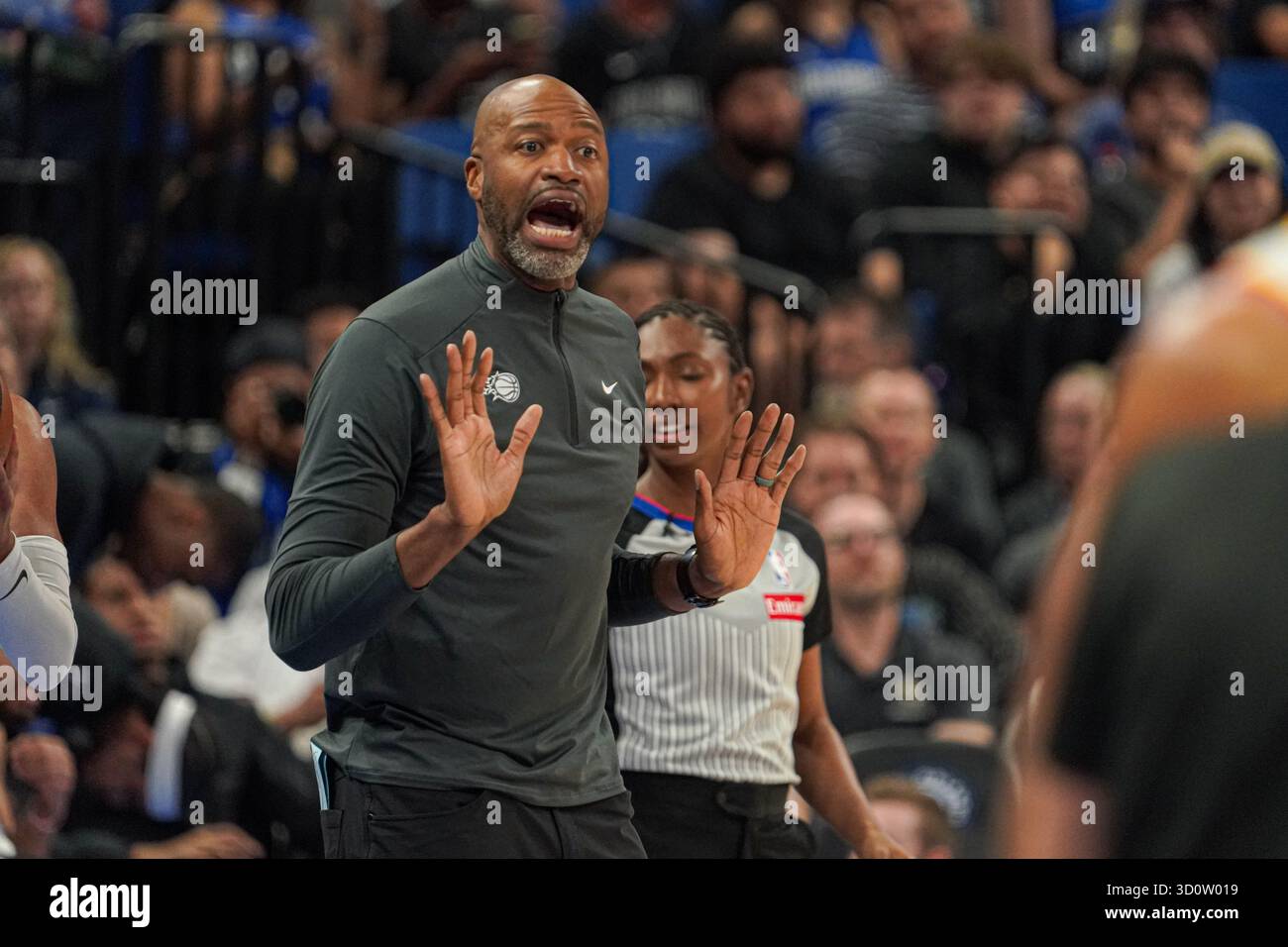 Orlando, Floride, États-Unis, Ocober 24, 2025, Jamahl Mosley, entraîneur-chef du Magic d'Orlando, au Kia Center. (Crédit photo : Marty Jean-Louis/Alamy Live News Banque D'Images